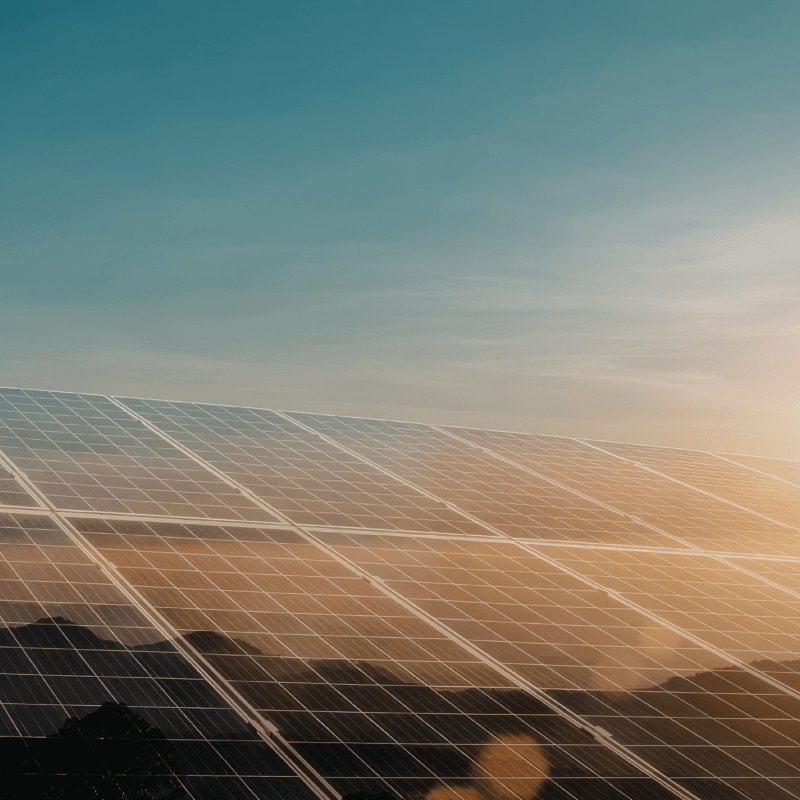Stockafbeelding van Zonnepanelen op het dak van een moderne duurzame woning